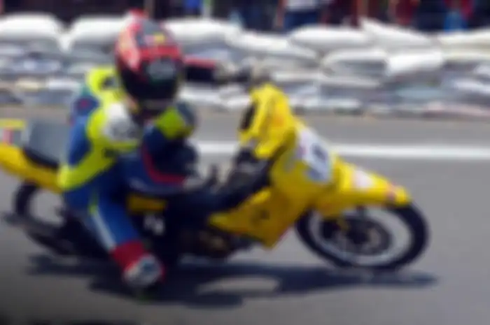 Balap road race Suzuki Tornado.