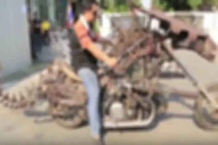 Motor modifikasi aneh berkonsep Dinosaurus.
