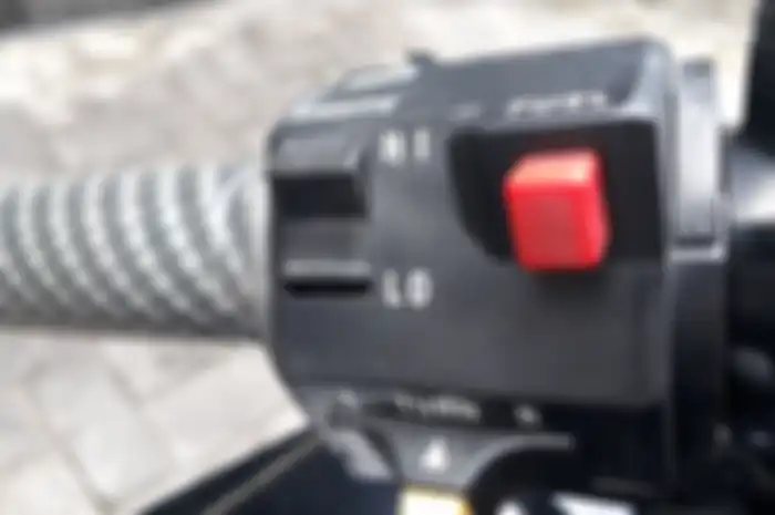Tombol 'fuel' di Ninja 150 RR. Unik di Motor 2-Tak Ini Harus Pencet Tombol Untuk Mengecek Sisa Bensin, Motor Apa Nih?