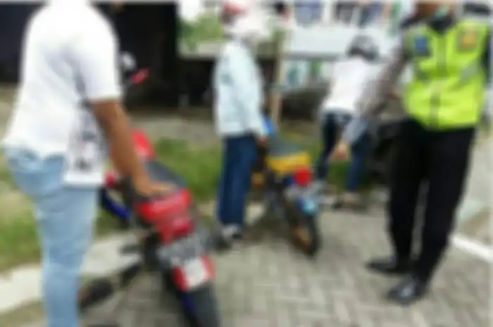 Plat nomor nyeleneh pengendara Honda CB.