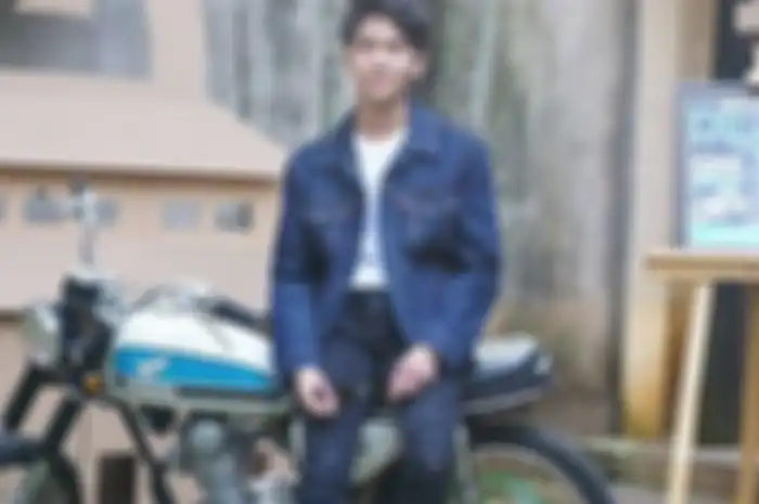 Iqbaal Dhiafakhri Ramadhan, pemeran Dilan di film Dilan 1990 dan Honda CB100 tunggangannya
