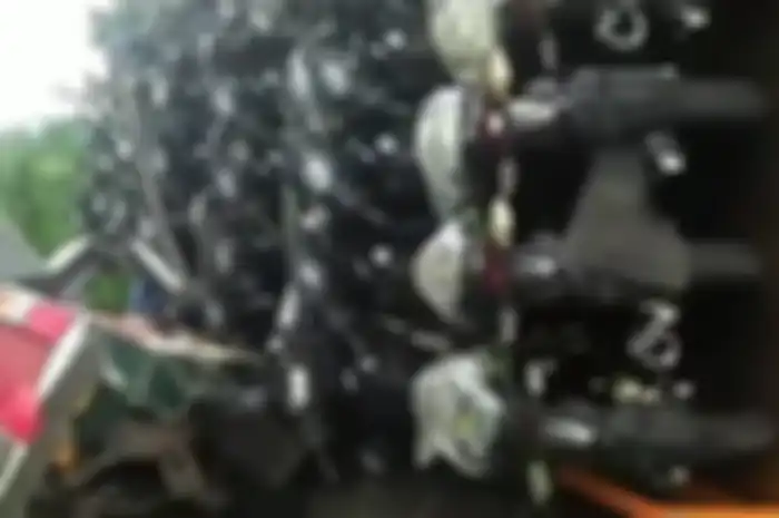 Puluhan Yamaha MX King rusak akibat truk pengangkut terbalik.