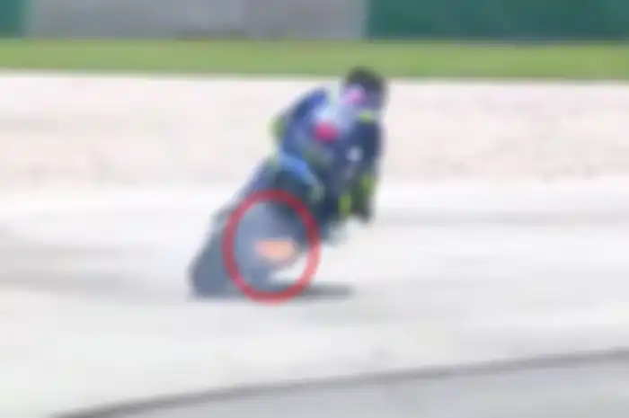 Api keluar dari knalpot motor Andrea Iannone.