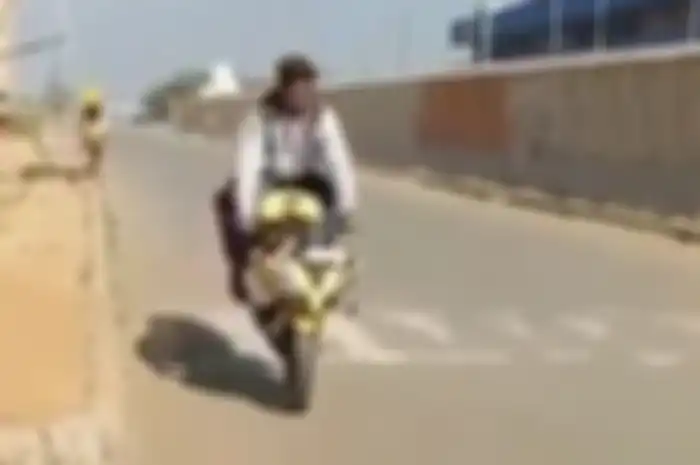 Cowok alay pamer aksi stoppie gagal, bikin celaka.
