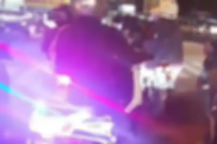 Lampu strobo bisa bikin celaka pengendara lain.