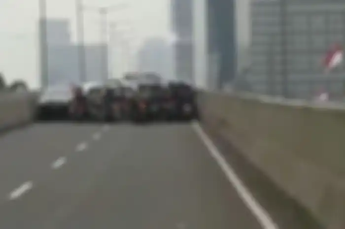 Puluhan pengendara motor lawan arus di flyover Casablanca karena ada polisi.