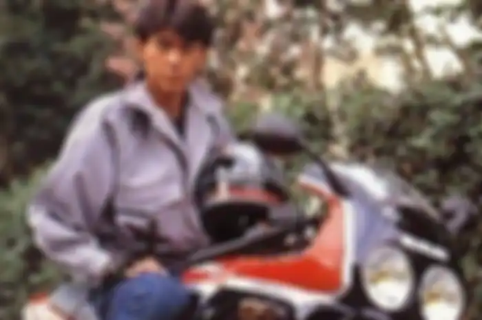 Kotaro Minami 'Satria Baja Hitam' pose diatas Suzuki GSXR 250 1988.