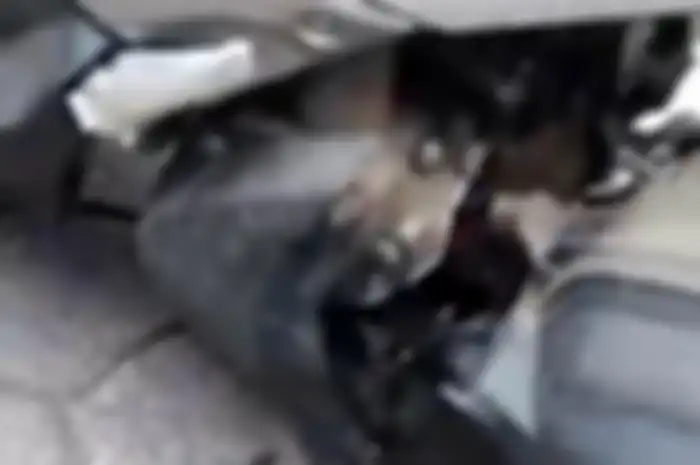 Box CVT dan lengan ayun Yamaha NMAX berantakan dihajar mobil sedan.