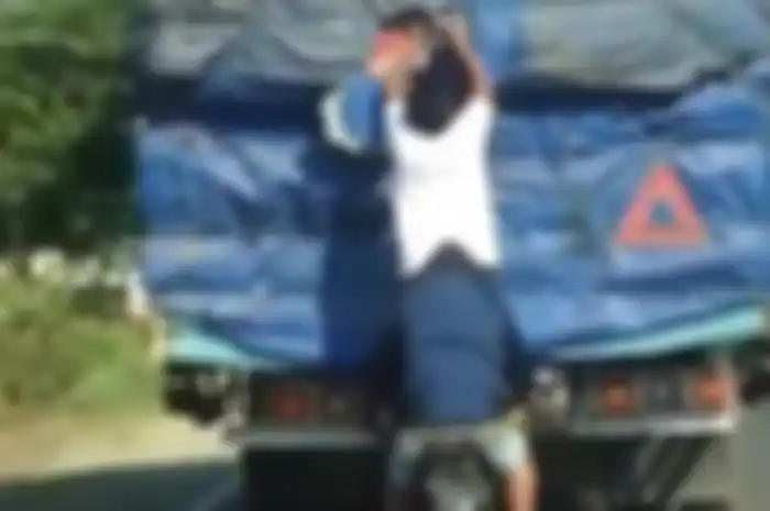 Bajing loncat membongkar barang bawaan sebuah truk.
