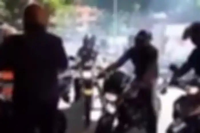Rombongan bikers bikin ulah dengan menggeber motor dan warga menjadi marah.