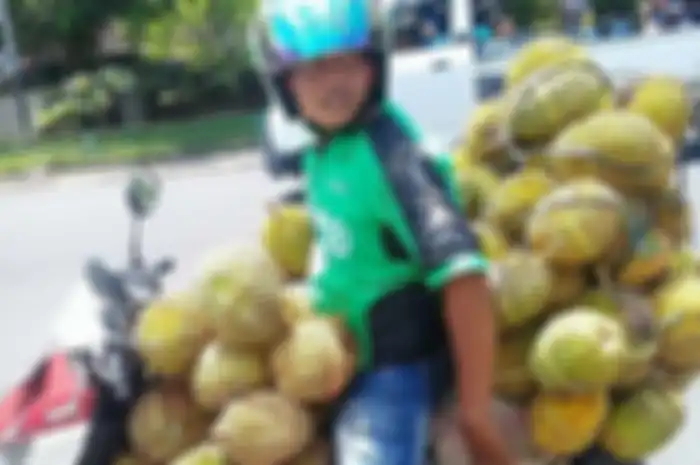 Driver ojol membawa puluhan duren.