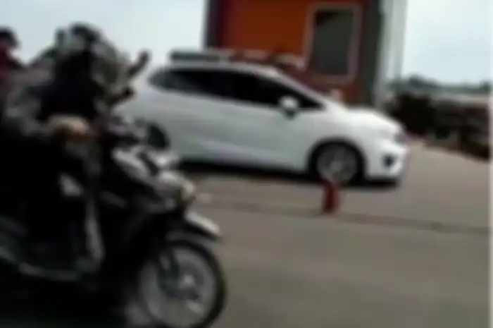 Ngeri, Honda Vario 125 lawan Honda Jazz ditrek lurus.