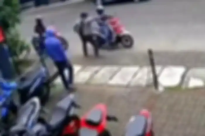 Maling motor yang kepergok warga dan mengacungkan pistol.