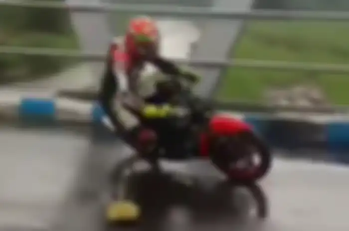 Pembalap pamer cornering di jembatan yang basah, salah sedikit bisa langsung nyebur.