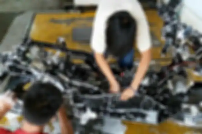 Proses pencucian rangka motor di Restomax