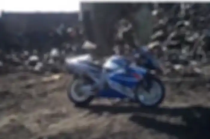 Suzuki GSX-R600 Remuk Kayak Kerupuk Dijepit Tang Raksasa.