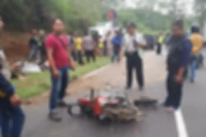  Identitas pengendara sepeda motor yang dihajar bus, hingga malam belum teridenfikasi. 