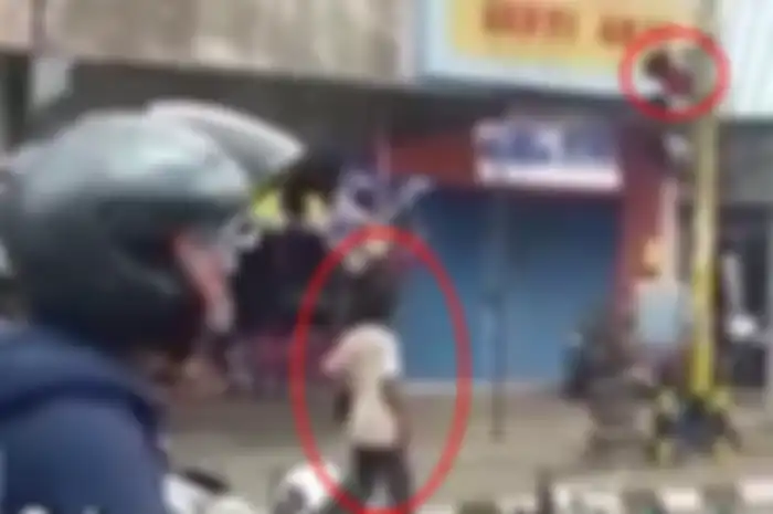 Orang gila tertib berlalu lintas, lampu merah ikutan berhenti.