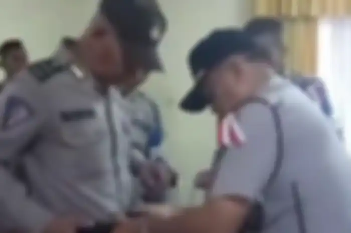 Oknum polisi di Medan dicopot atribut dan dimutasi gara-gara minta uang.