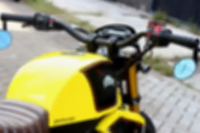 Setang fatbar berhiaskan spion bar end mengendalikan upside down Xabre