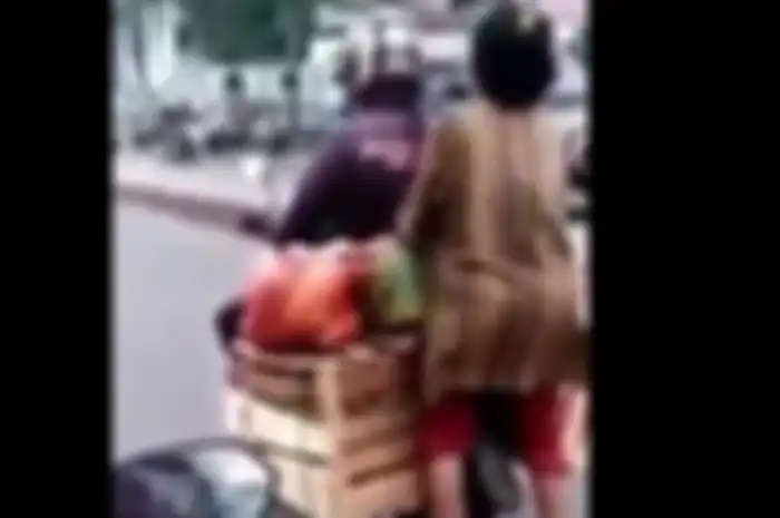 Emak-emak nantang maut di jalan raya.