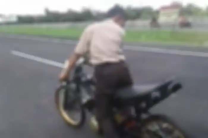 masih pakai seragam pramuka, bocah jadi joki balap dadakan.