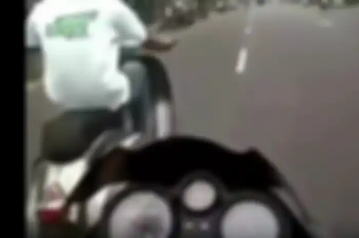 Pengendara Ninja 150 dibikin kesal karena Vespa melaju deras di didepan.