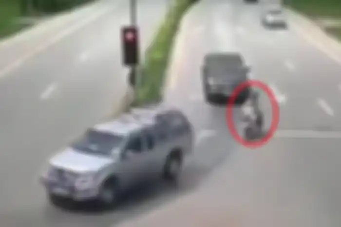 Pengendara motor dihajar mobil, korban berterbangan di aspal.