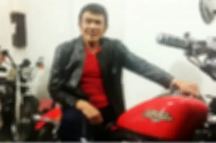 H. Rhoma Irama berpose diatas Harley pemberian raja batu bara.