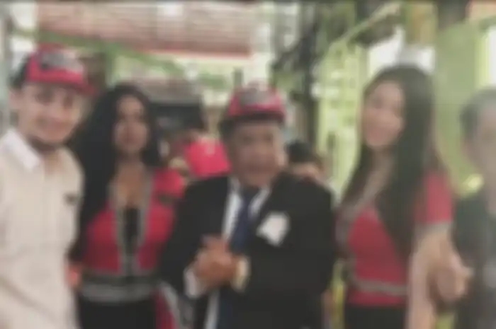 Pengacara kondang Hotman Paris Hutapea dan fans Karel Abraham