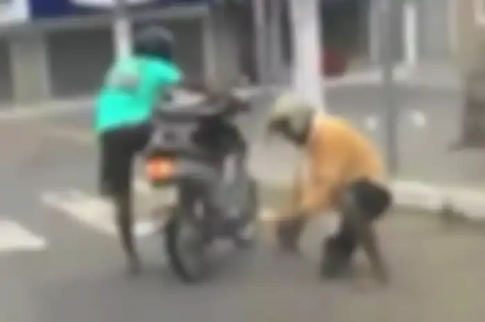 Pengendara motor mabuk berat saat naik motor.