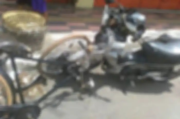 Kondisi sepeda ontel dan motor Supra X hancur berantakan.