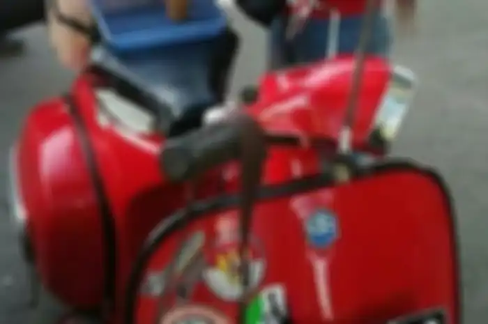 Vespa merah digunakan cewek cantik untuk dagang kopi.