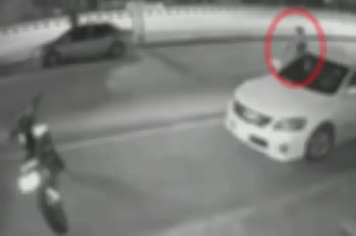 Pengendara mobil ditabrak motor saat buka pintu, korban berserakan di aspal.