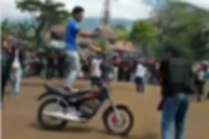 Aksi yang menghibur namun berujung ketawaan hehee..
