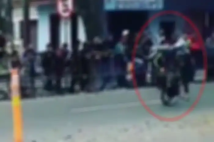 Motor wheelie dan kehilangan keseimbangan