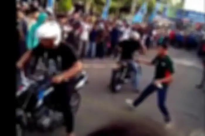 Adu tarik tambang dua motor, seru banget.