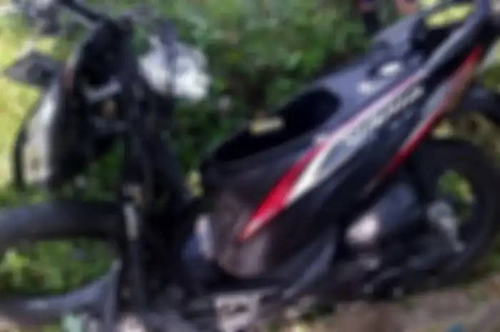 Kondisi Honda Vario hancur lebur usai kecelakaan.