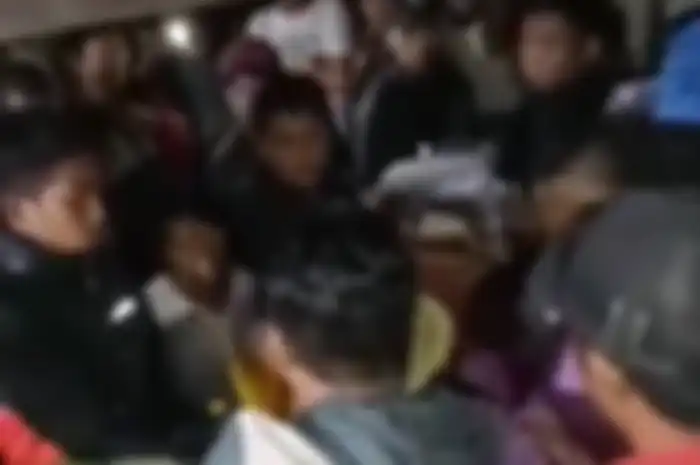 Jenazah terpaksa dibonceng motor karena akses jalan rusak.