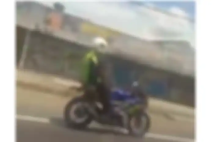 Pria ini dibonceng 'hantu' saat naik motor