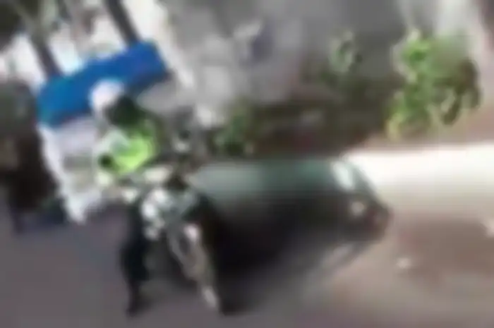 Dua oknum polisi kembali terciduk tengah memalak pengendara motor Rp 150 ribu.