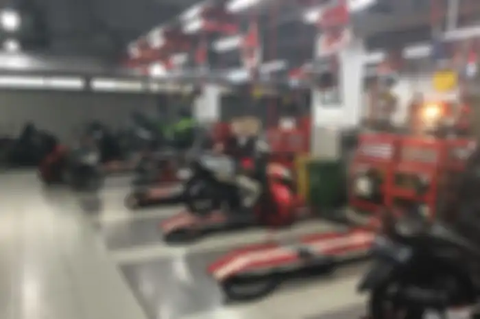 Pit servis bengkel Yamaha. Keren, di Era New Normal Yamaha Ajak Konsumen Cek Motor Sendiri