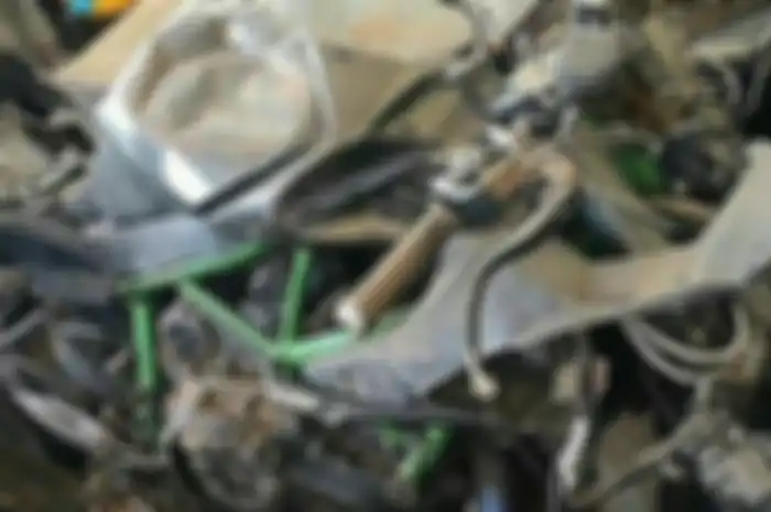 Harta karun super mahal, Kawasaki H2 teronggok rusak parah.