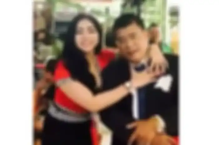 Hotman Paris pamer kemesraan bersama SPG helm seksi.