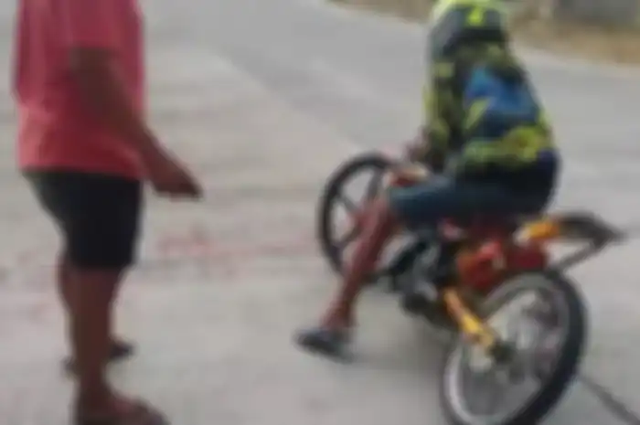 Joki balap drag bike sering memiringkan motor sebelum balapan.