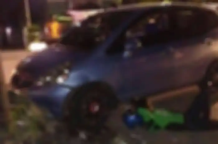 Honda Jazz tabrak driver ojol di Solo.