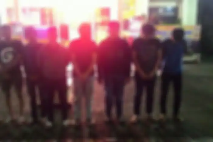 Delapan anggota berandalan geng bermotor di lokasi tawuran yang telah diamankan polisi, Minggu (11/3/2018)
