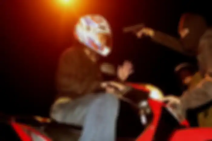 Ilustrasi begal motor. Makin nekat komplotan begal motor di Tangerang beraksi tengah malam, motor korban dibawa kabur.
