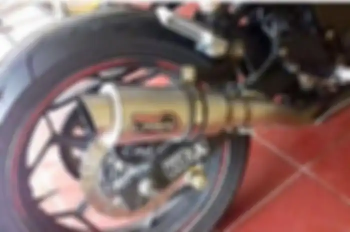 Salah satu knalpot racing pemilik Ninja 250 yang disita polisi.