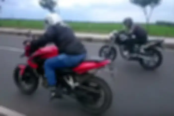 Bajaj Pulsar 200 NS (merah) lawan Yamaha Scorpio 225.